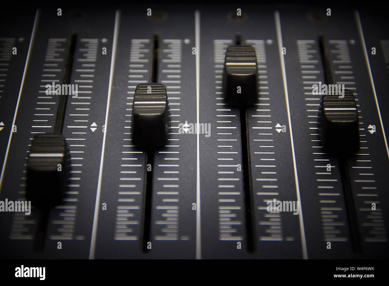 Audio Mixer Mischpult Regler und Fader, Musik Mixing Console mit degradierten Effekte für Banner und Hintergründe Stockfoto