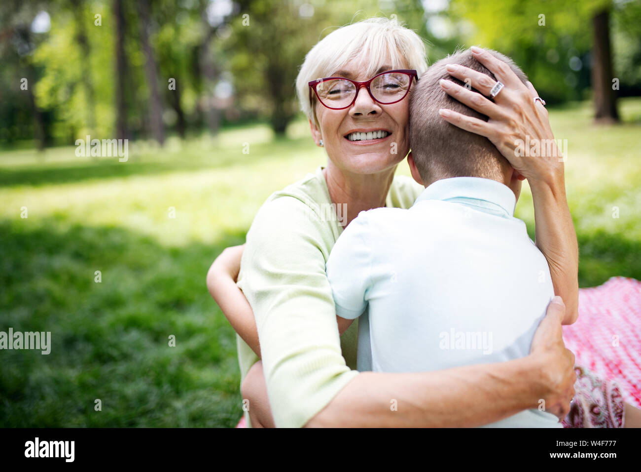 Gerne nette Großmutter mit Enkel zusammen im Freien Stockfoto