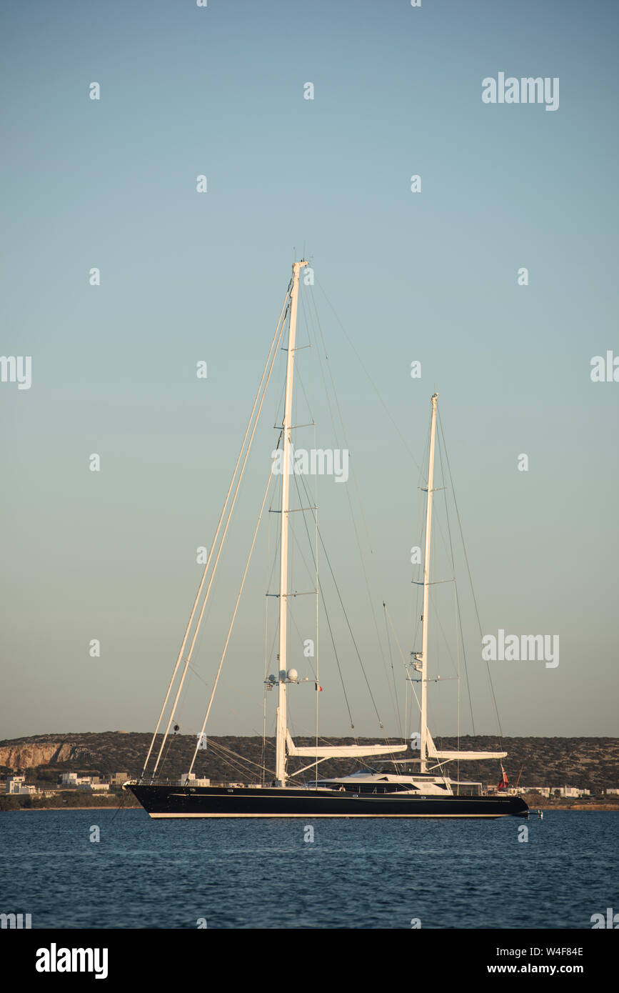 Segelboot auf einem ruhigen Meer in der griechischen Insel. Stockfoto