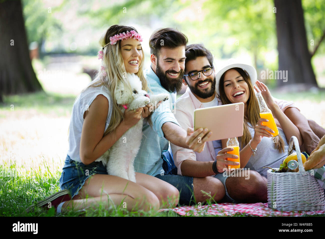 Eine Gruppe von Freunden mit viel Zeit auf Picknick in der Natur Stockfoto
