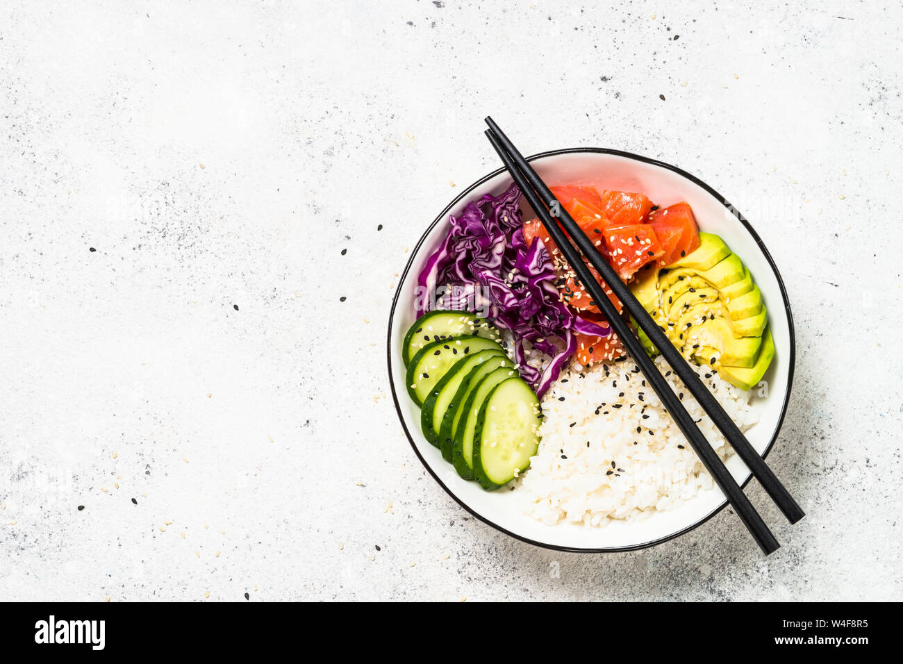 Poke Schüssel auf Weiß top anzeigen. Stockfoto