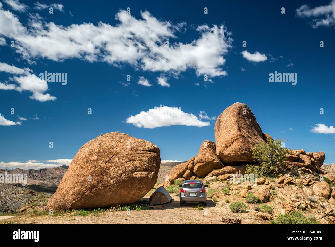 Camping am großen Boulder in Gold Butte, ehemalige Bergleute Stadt, Gold Butte National Monument, Mojave Desert, Nevada, USA Stockfoto