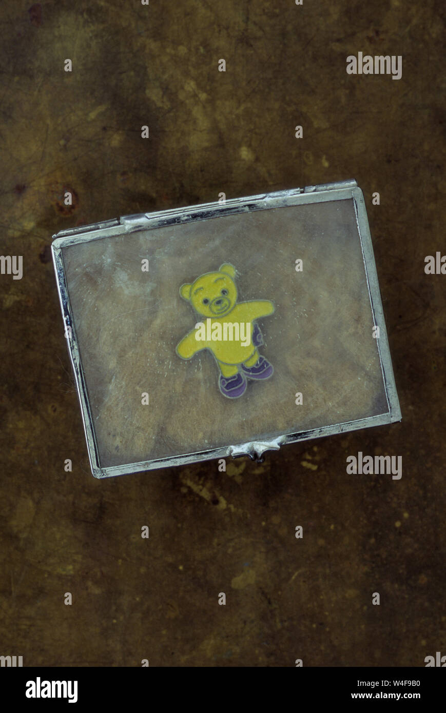 Emaille gelbe und blaue Teddybär Brosche oder Abzeichen oder Pin in Box mit transparentem Deckel aber Verzerren Stockfoto