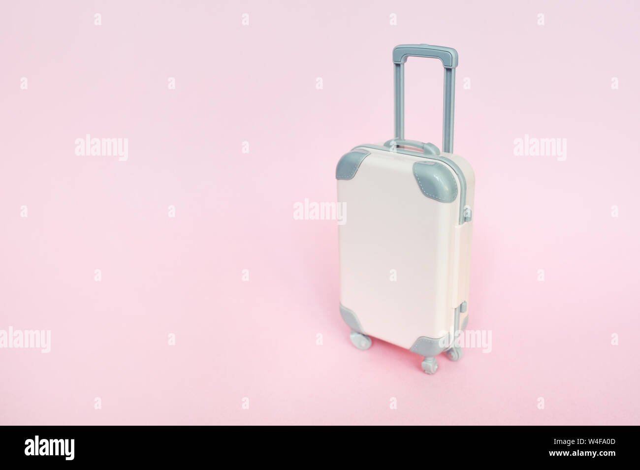 Stilvolle Koffer auf rosa Hintergrund, Ansicht von oben mit Platz für Text. Konzept für Reisen mit Platz für Ihren Text Stockfoto Stilvolle Koffer auf rosa Hintergrund, Ansicht von oben mit Platz für Text. Konzept für Reisen mit Platz für Ihren Text Stockfoto