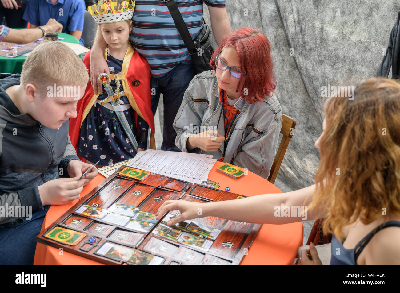 Wladiwostok, Russland - Juli 20, 2019: Festival auf das Spiel und eine Reihe von Büchern der Serie Witcher. Menschen Brettspiele Kartenspiele. Stockfoto