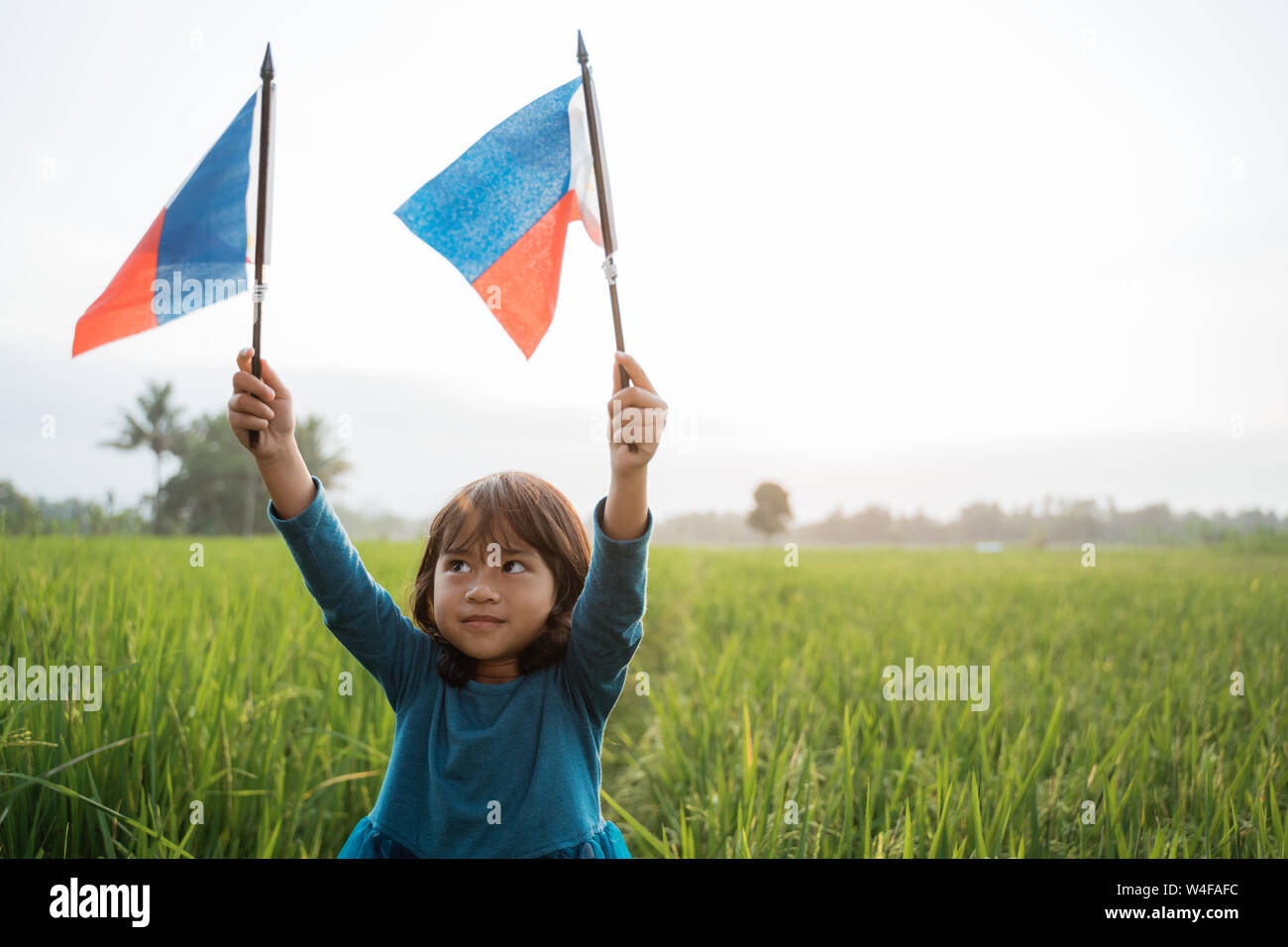 Phillipinische kid mit National Flagge Stockfoto
