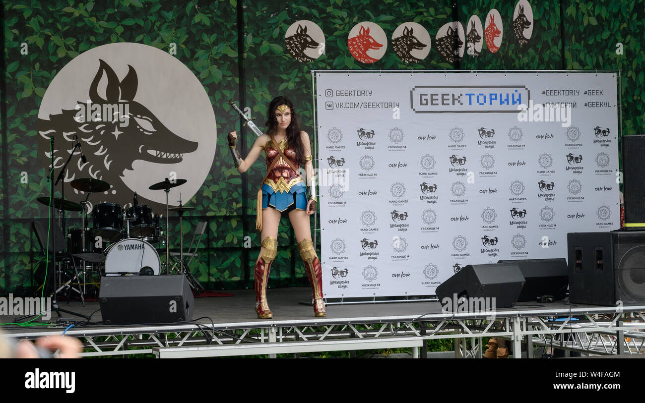 Wladiwostok, Russland - Juli 20, 2019: Festival auf das Spiel und eine Reihe von Büchern der Serie Witcher. Cosplayer als Wonder Woman von DC Filme und Comics. Stockfoto
