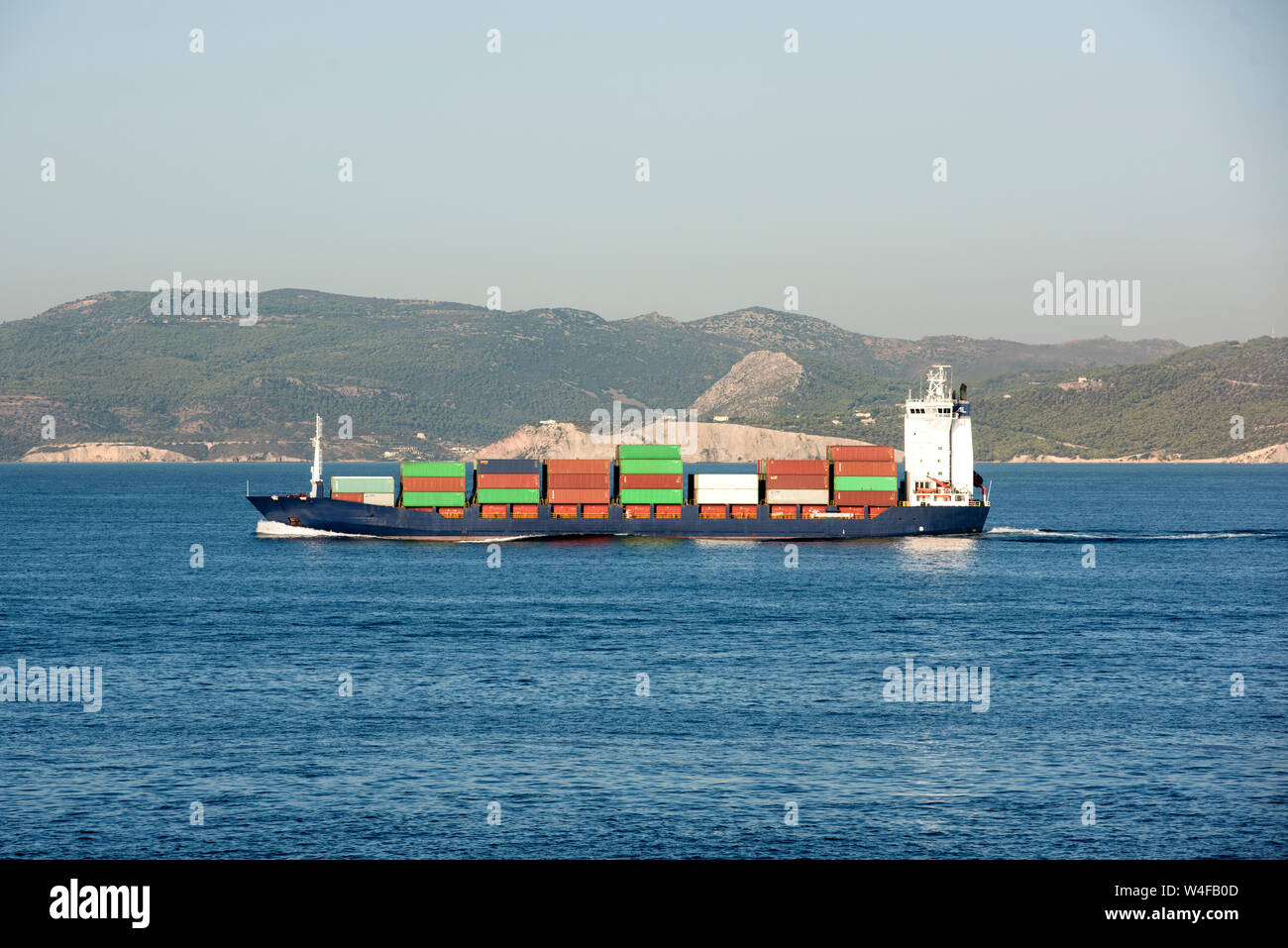 Schiff im Hafen von Piräus in Griechenland Stockfoto