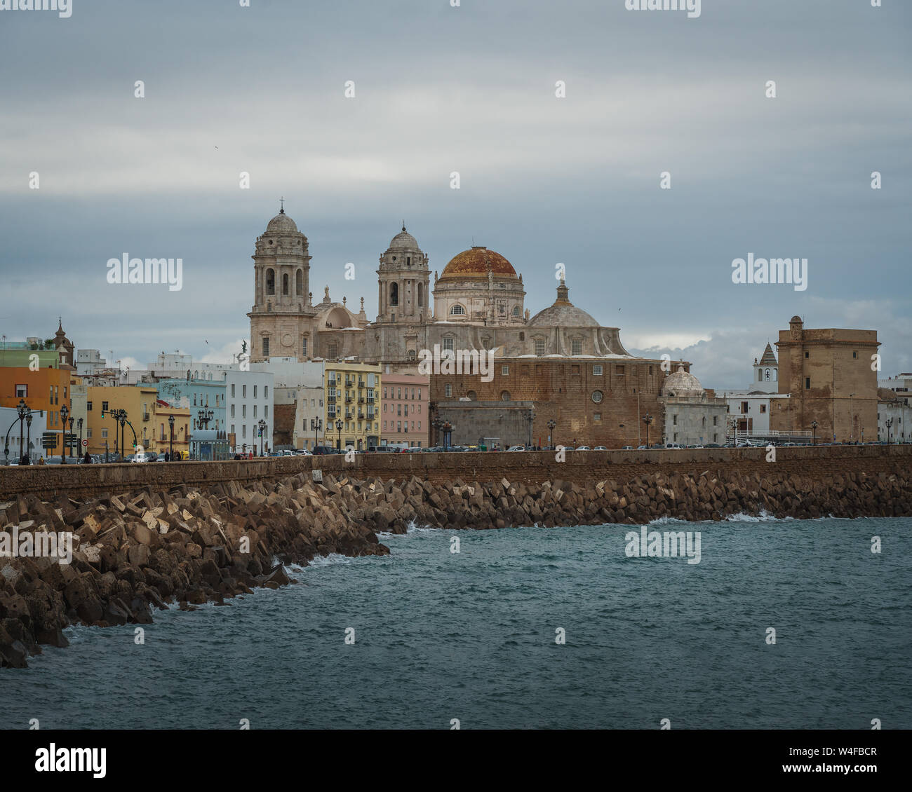 Cadiz Skyline mit Blick auf das Meer und die Kathedrale von Cadiz, Andalusien, Spanien Stockfoto