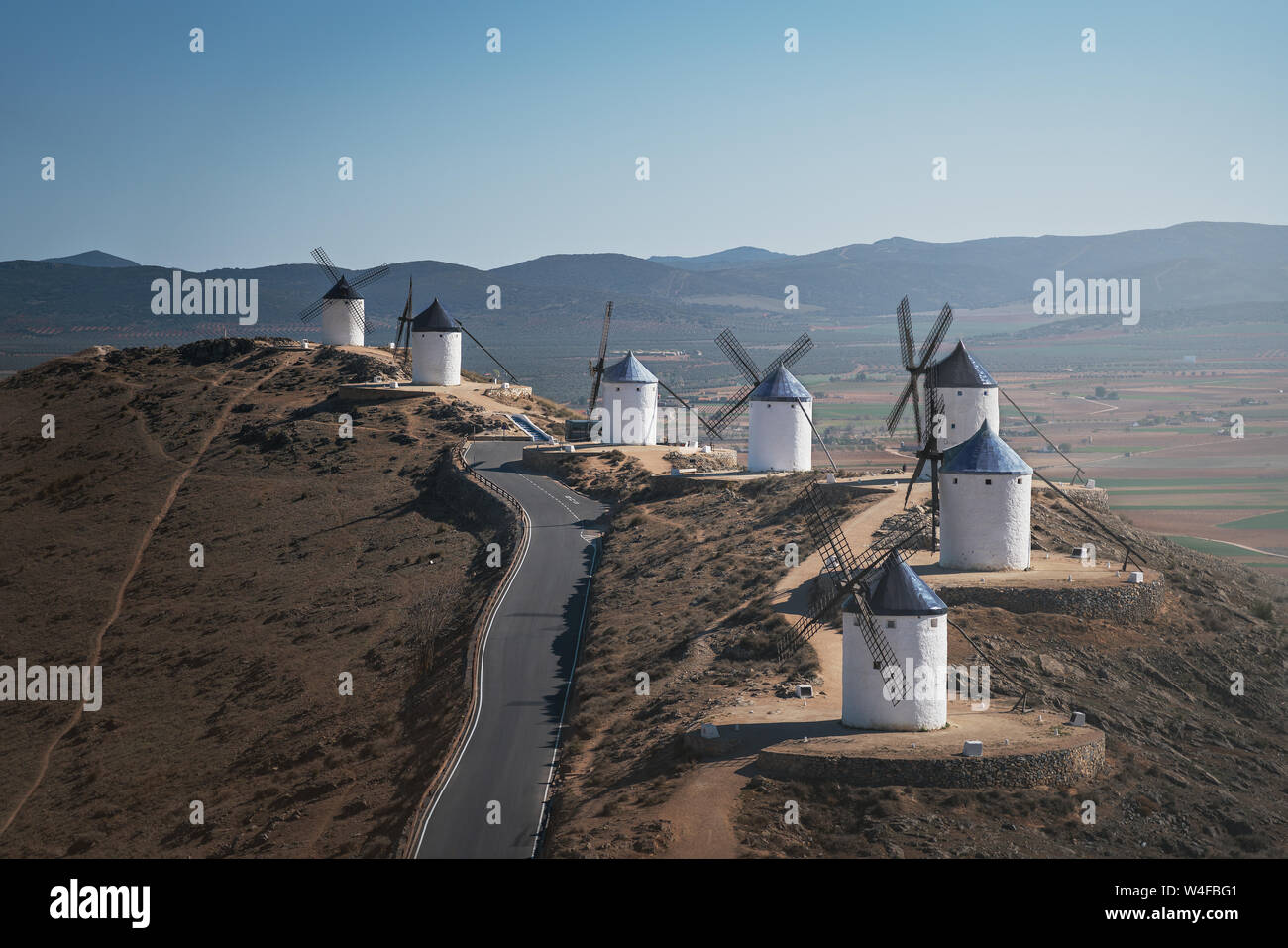 Luftaufnahme von Consuegra die Windmühlen der Mancha, berühmt für Don Quijote Geschichten - Toledo, Castila La Macha, Spanien Stockfoto