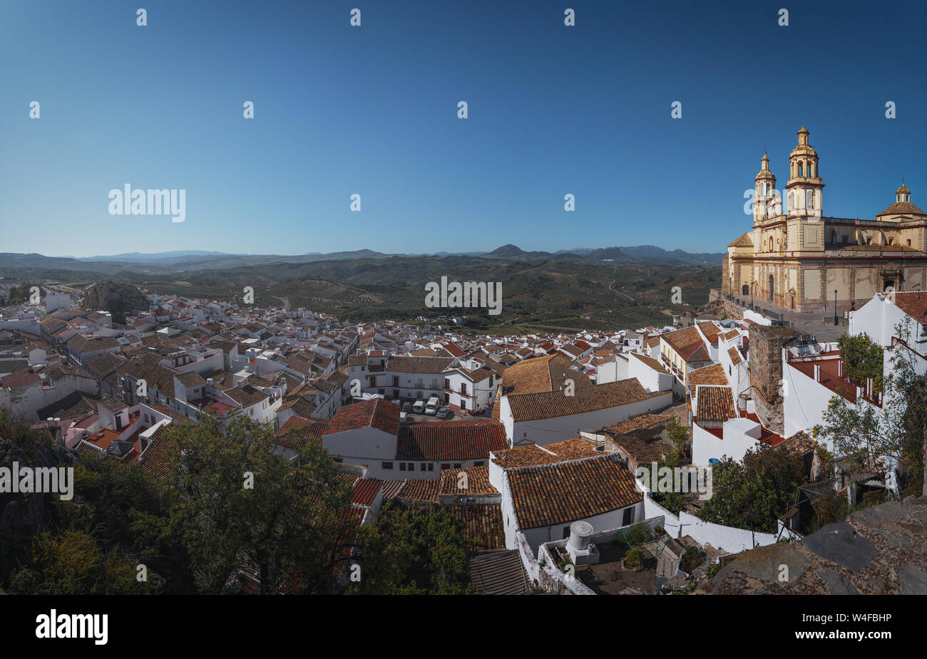 Panoramablick auf das Luftbild von Olvera Stadt und Kathedrale - Olvera, Provinz Cadiz, Andalusien, Spanien Stockfoto