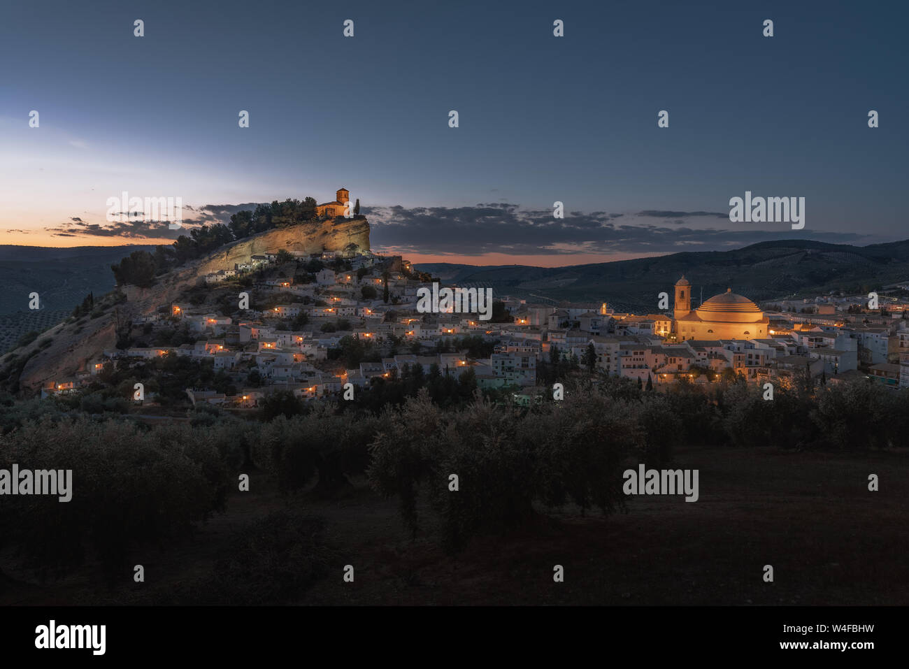 Luftaufnahme von Montefrio Stadt bei Nacht - Montefrio, Provinz Granada, Andalusien, Spanien Stockfoto