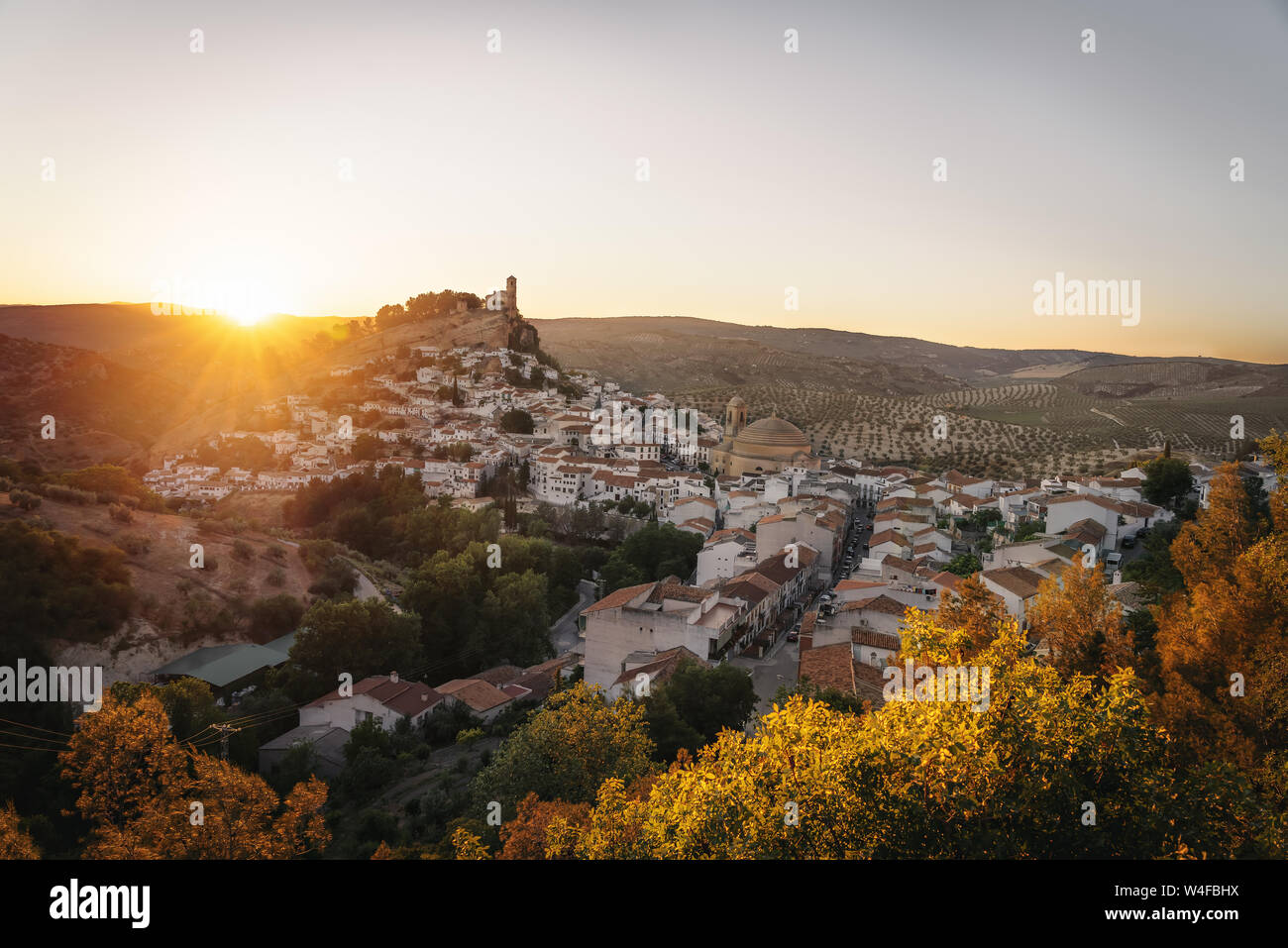 Luftaufnahme von Montefrio Stadt bei Sonnenuntergang - Montefrio, Provinz Granada, Andalusien, Spanien Stockfoto