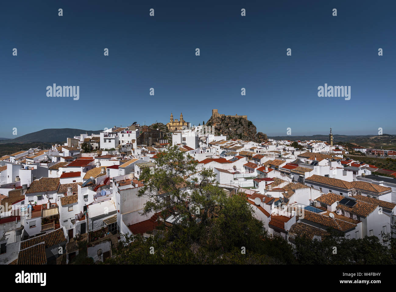 Luftaufnahme von Olvera Stadt mit Burg und Dom - Olvera, Provinz Cadiz, Andalusien, Spanien Stockfoto