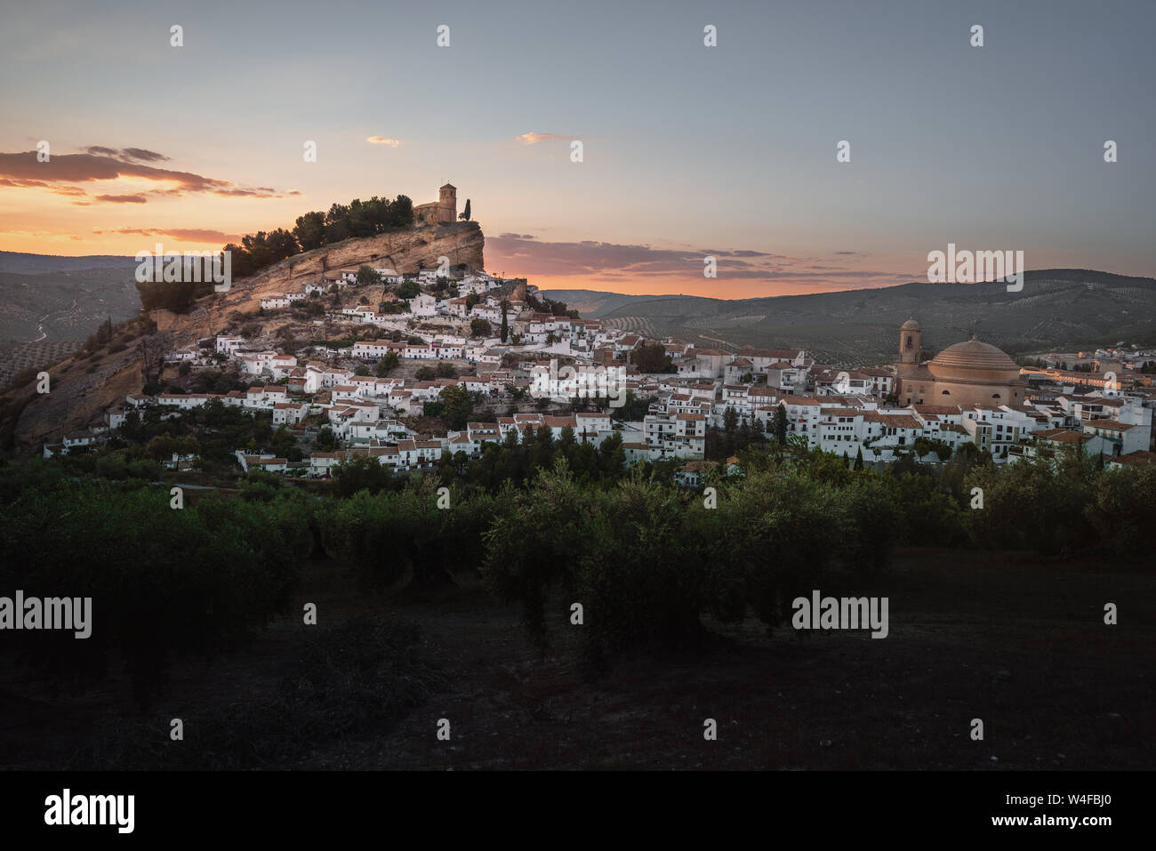 Luftaufnahme von Montefrio Stadt bei Sonnenuntergang - Montefrio, Provinz Granada, Andalusien, Spanien Stockfoto