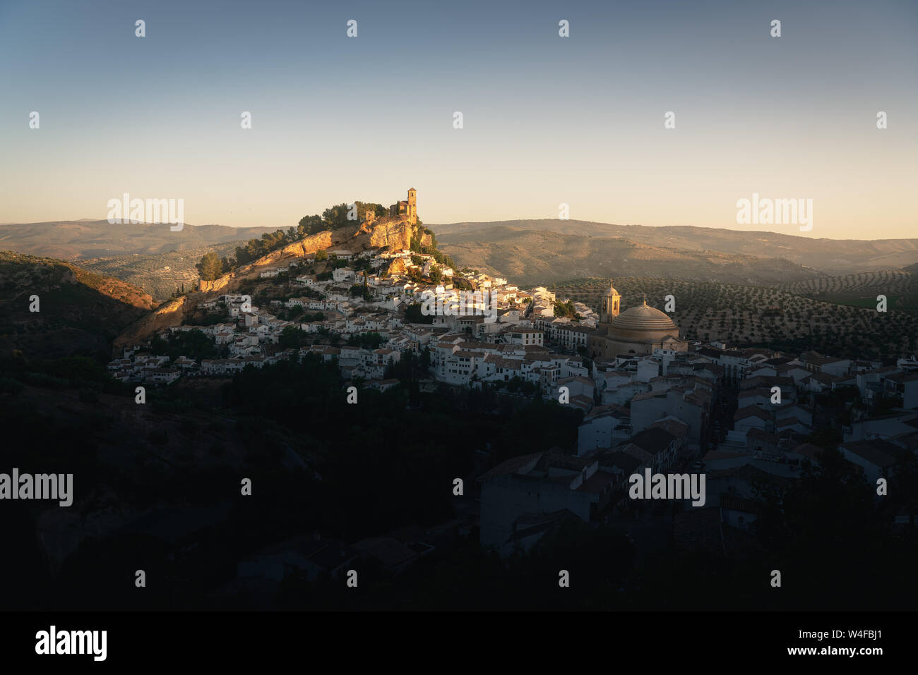 Luftaufnahme von Montefrio Stadt bei Sonnenaufgang - Montefrio, Provinz Granada, Andalusien, Spanien Stockfoto