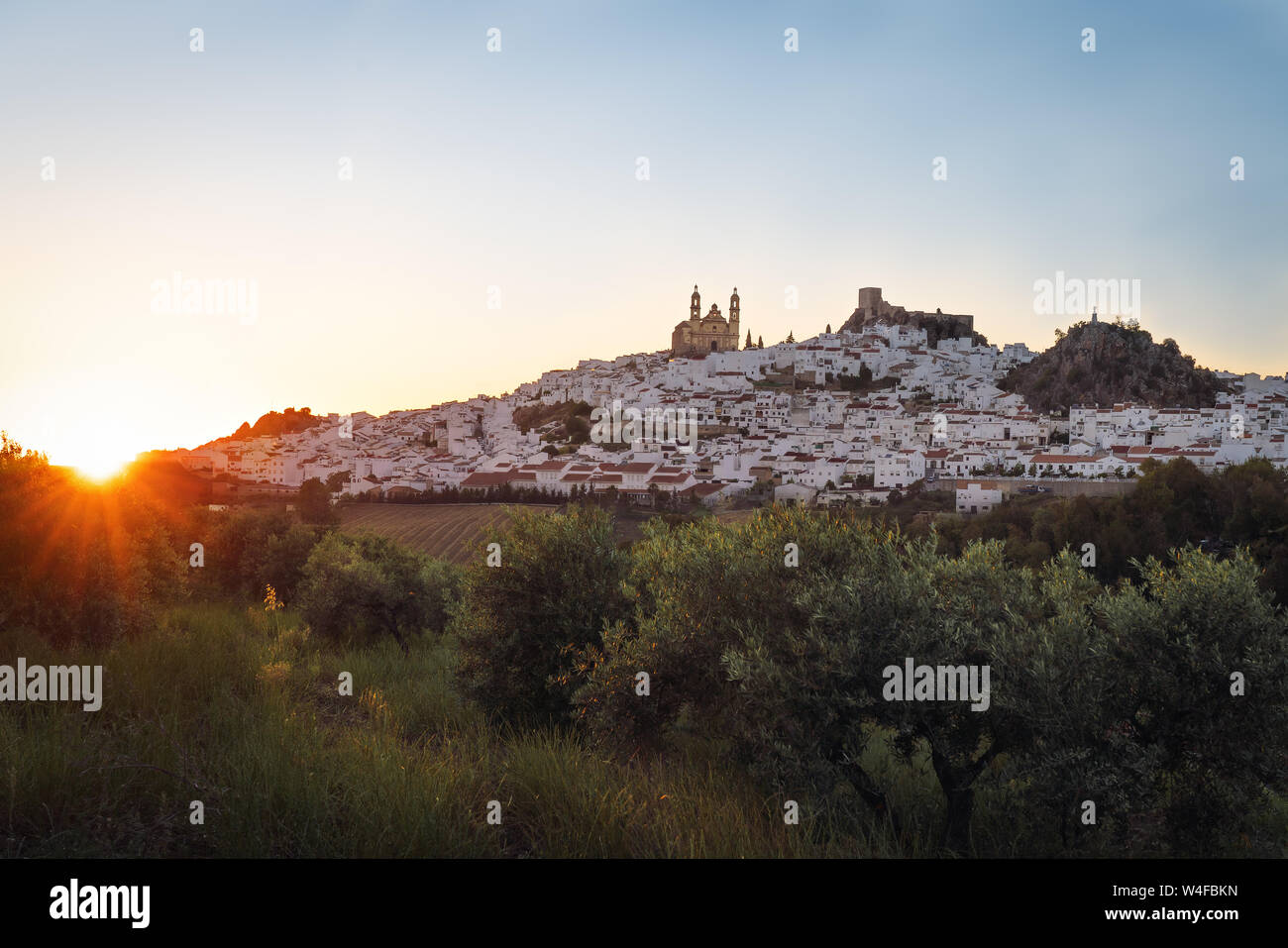 Olvera Stadt mit Burg und Dom bei Sonnenuntergang - Olvera, Provinz Cadiz, Andalusien, Spanien Stockfoto