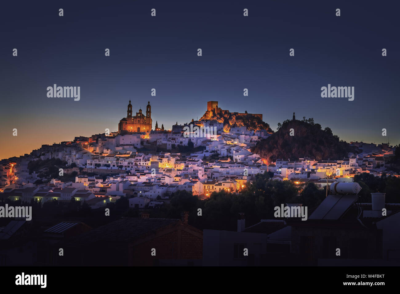 Olvera Stadt mit Burg und Dom bei Nacht - Olvera, Provinz Cadiz, Andalusien, Spanien Stockfoto