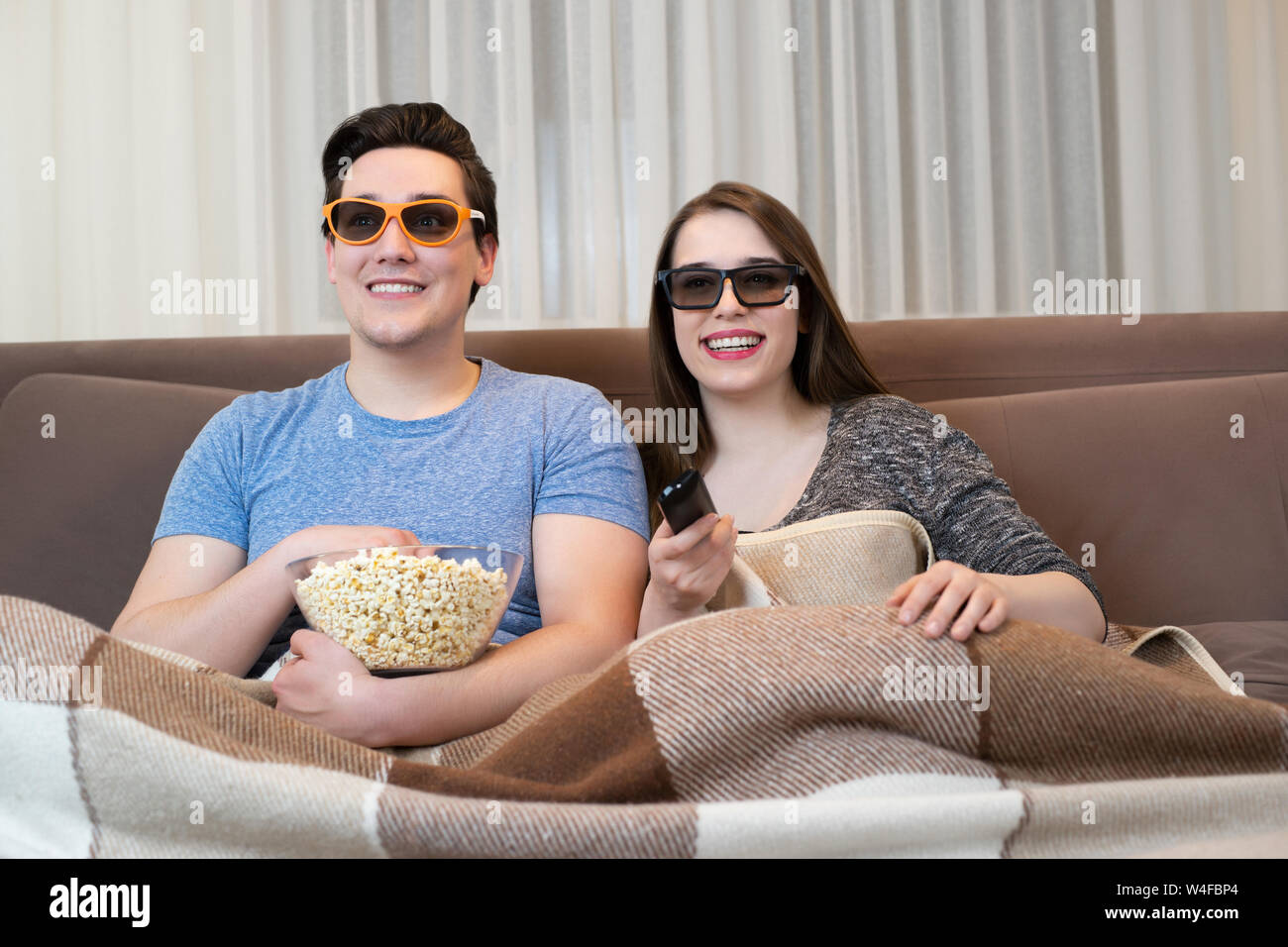 Junges Paar gutaussehenden Mann und schöne Frau wühlen für Ihre Lieblingsmannschaft, die gerade zählte Ziel sowohl in Sonnenbrille suchen glücklich Stockfoto