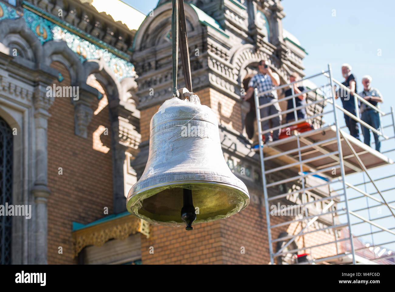 Darmstadt, Deutschland. 23. Juli, 2019. Die größte Glocke mit einem Gewicht von ca. 500 kg, ist vor dem Turm der Russisch-orthodoxen Kirche St. Maria Magdalena in Darmstadt. Heute ist der Russisch-orthodoxen Gemeinde ist die Installation von sieben neuen Orchester in den Glockenturm. Credit: Andreas Arnold/dpa/Alamy leben Nachrichten Stockfoto