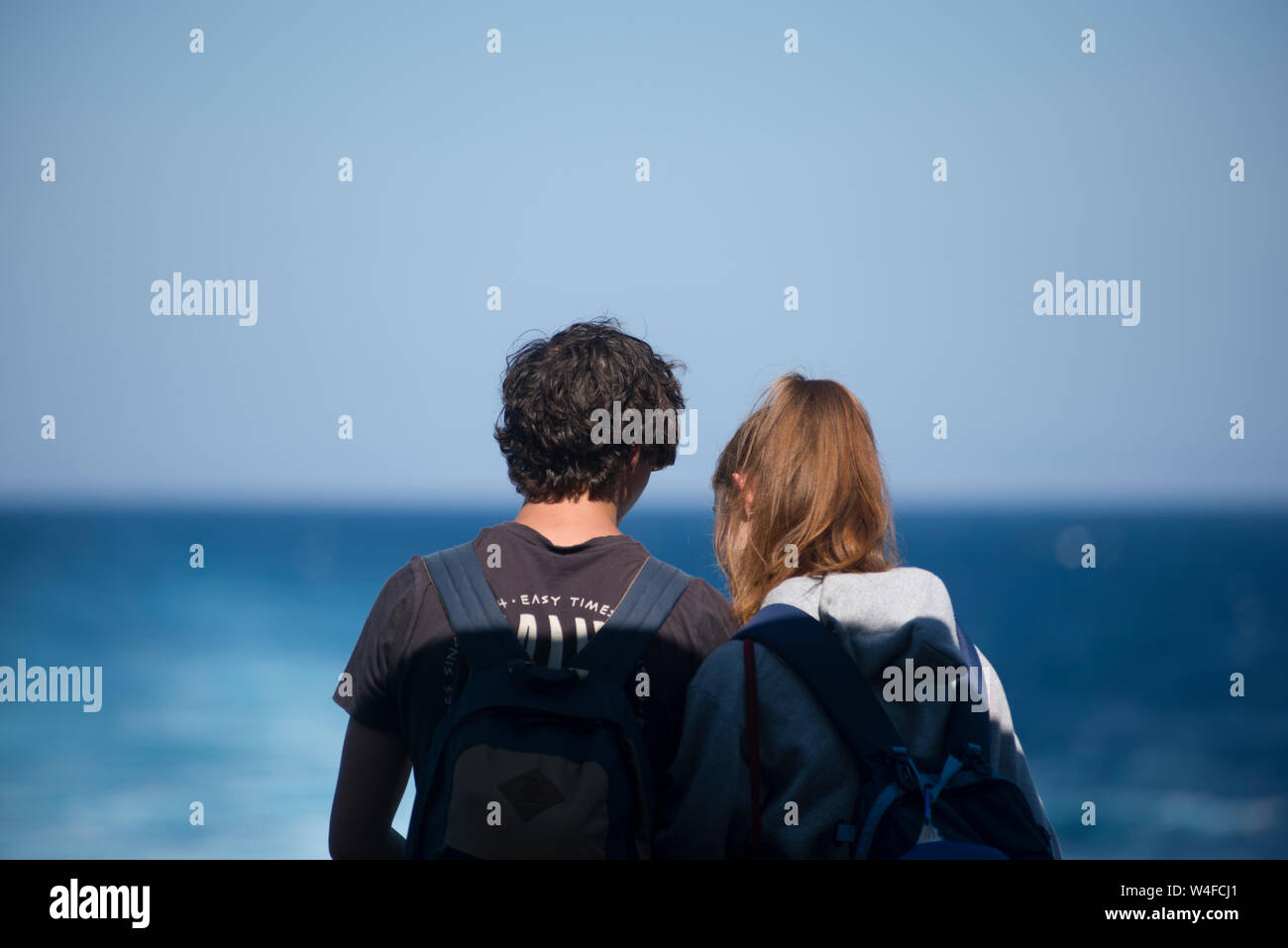 junges Paar Blick auf das Meer Stockfoto