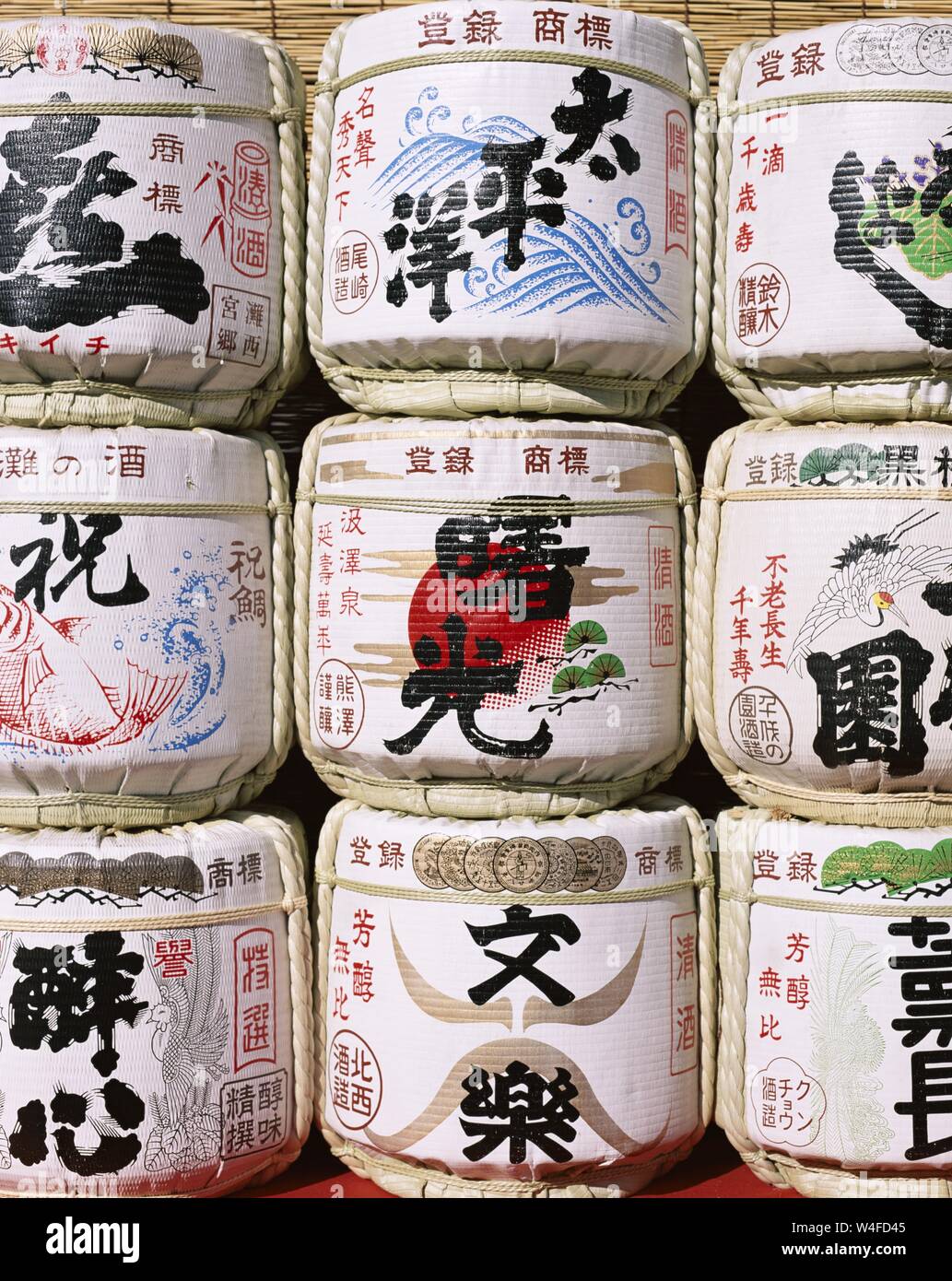 Japan, Honshu, Tokio, Meiji Schrein, Sake Fässer (Taruzake) Stockfoto