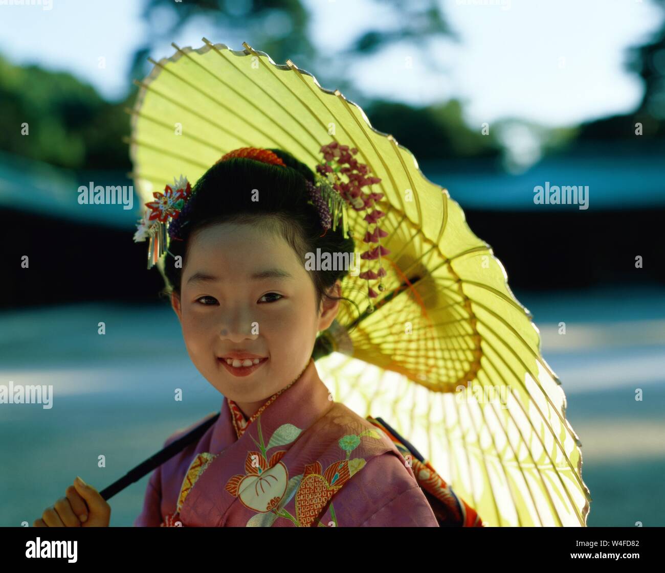 Japan, Honshu, Tokio, junges Mädchen gekleidet in traditionellen Kimono Holding Papier Dach für die jährlichen 7-5-3 (Shichi-go-san) auf November 15. Stockfoto