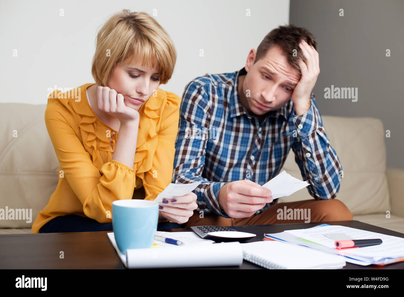 Traurig, deprimiert junges paar Rechnungen bezahlen. Stockfoto