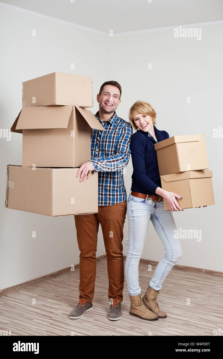 Paar im neuen Haus Holding boxen Stockfoto