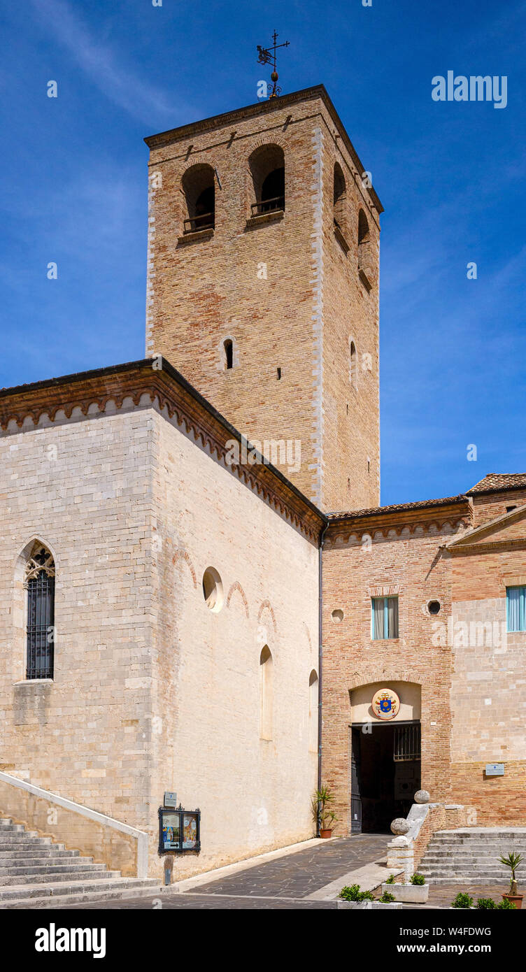 Italien Marche Osimo Catthedral von San Leopardo Glockenturm Stockfoto