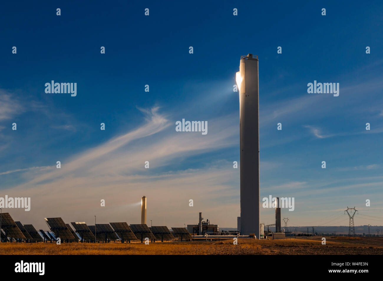 Solarstrom Türme der PS10-Solarkraftwerk in der Nähe von Sevilla, Sevilla Provinz, Andalusien, Südspanien. Stockfoto