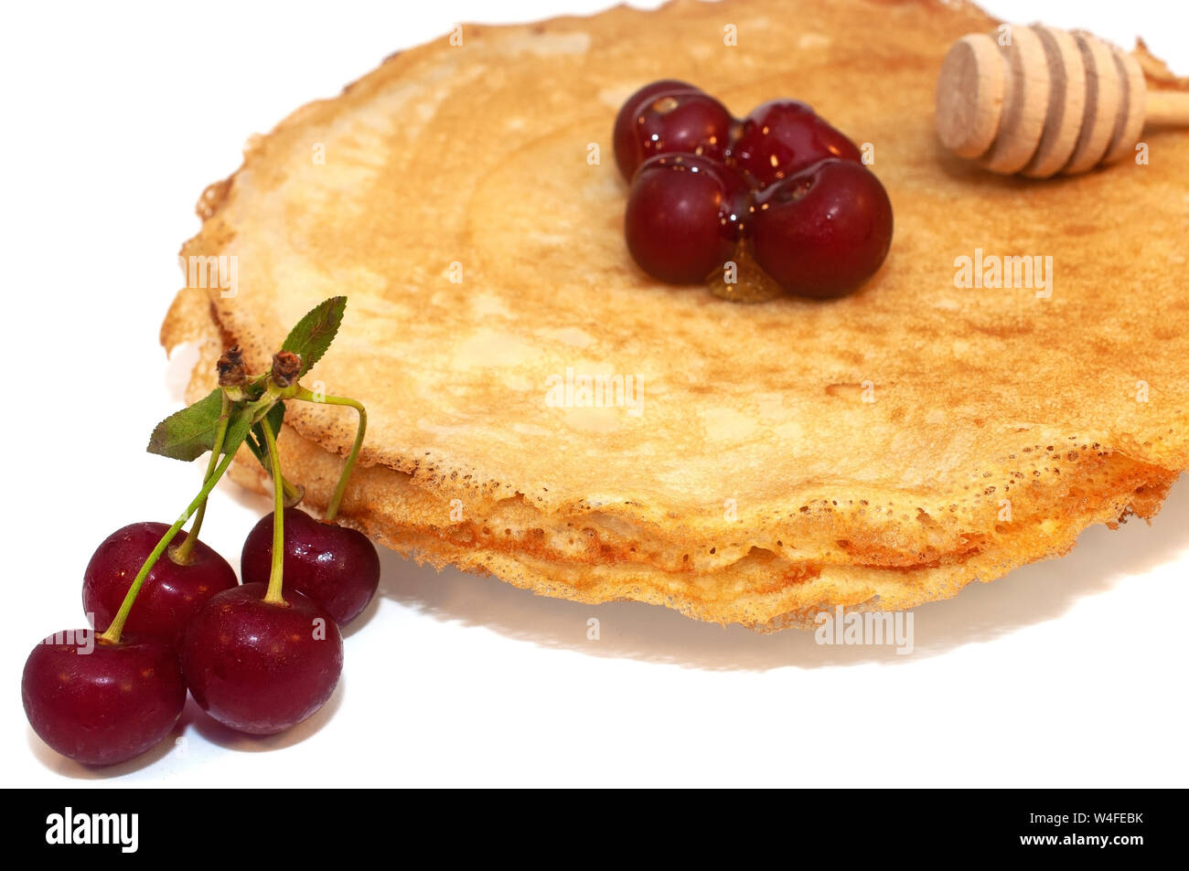 Pfannkuchen zum Frühstück mit Kirschen Beeren auf weißem Hintergrund Stockfoto