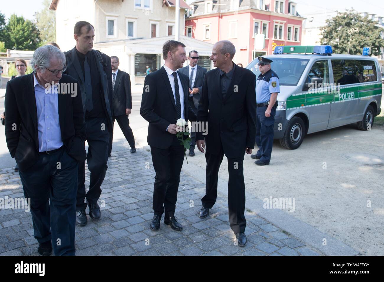 23 Juli 2019, Sachsen, Dresden: Michael Kretschmer (CDU), Ministerpräsident von Sachsen, werden Gene Myers (l), Direktor und Gruppenleiter am Max-Planck-Institut für Molekulare Zellbiologie und Genetik, und Ivan Baines (r), Institut Koordinator des Max-Planck-Instituts für molekulare Zellbiologie und Genetik, mit einer Trauerfeier für Suzanne Eaton, ein Forscher auf der Griechischen Insel Kreta ermordet. Eaton wurde in Kalifornien geboren und am Max-Planck-Institut für Molekulare Zellbiologie und Genetik in Dresden gearbeitet. Foto: Sebastian Kahnert/dpa-Zentralbild/dpa Stockfoto