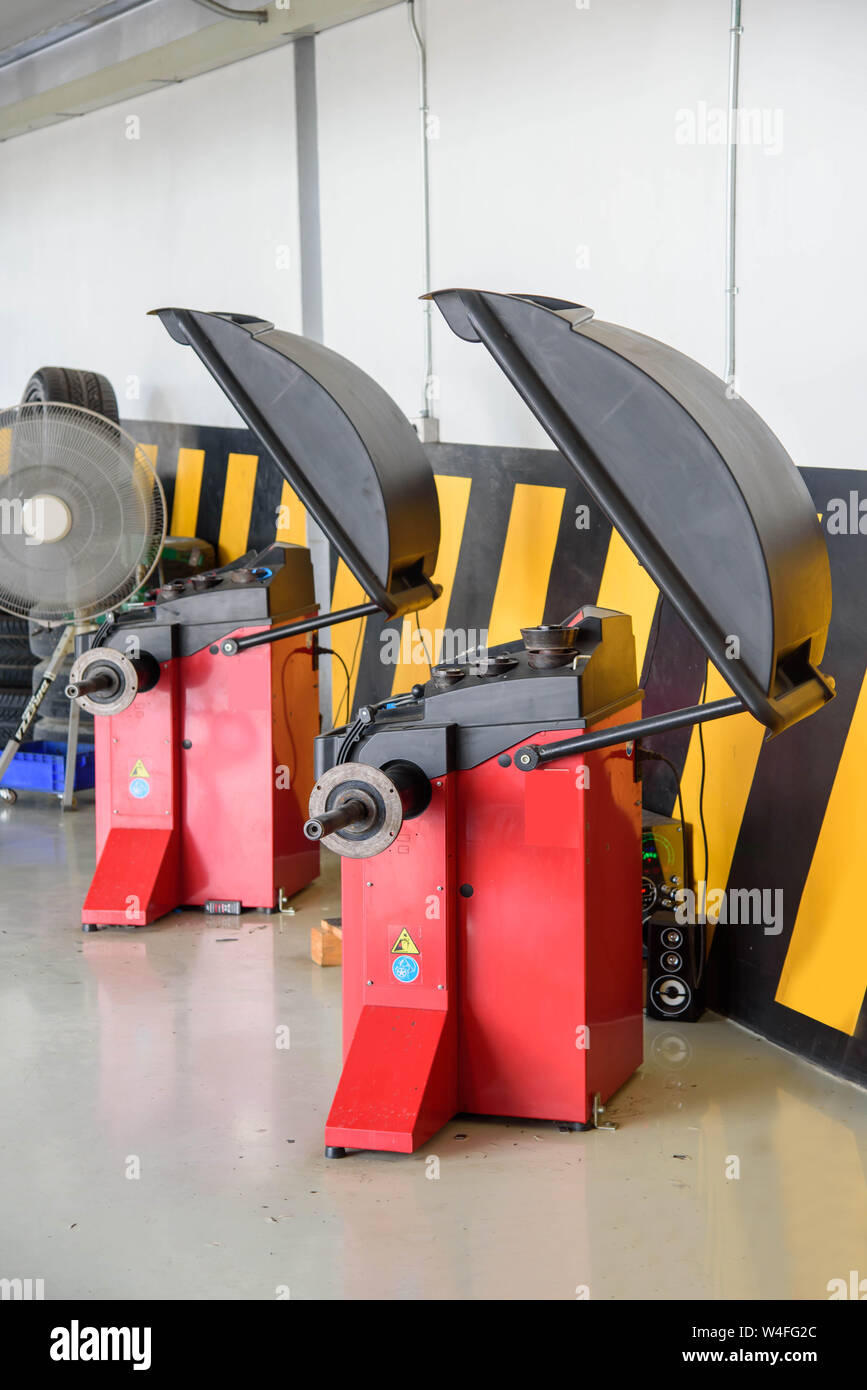 Radauswuchtmaschine Motor reifen Garage Service Stockfoto