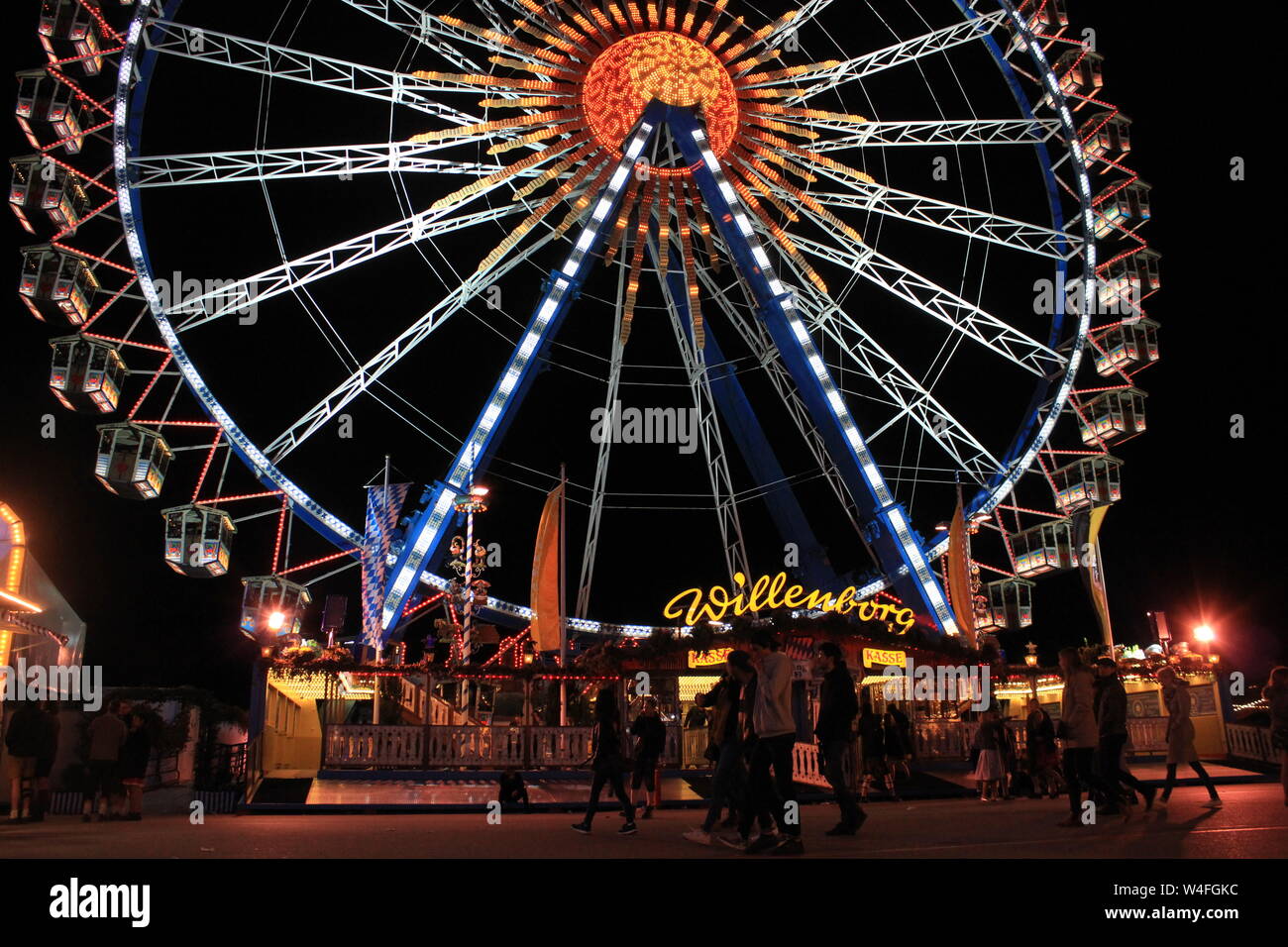 Eintritt zum Riesenrad, München, Deutschland, Oktoberfest bei Nacht. Stockfoto