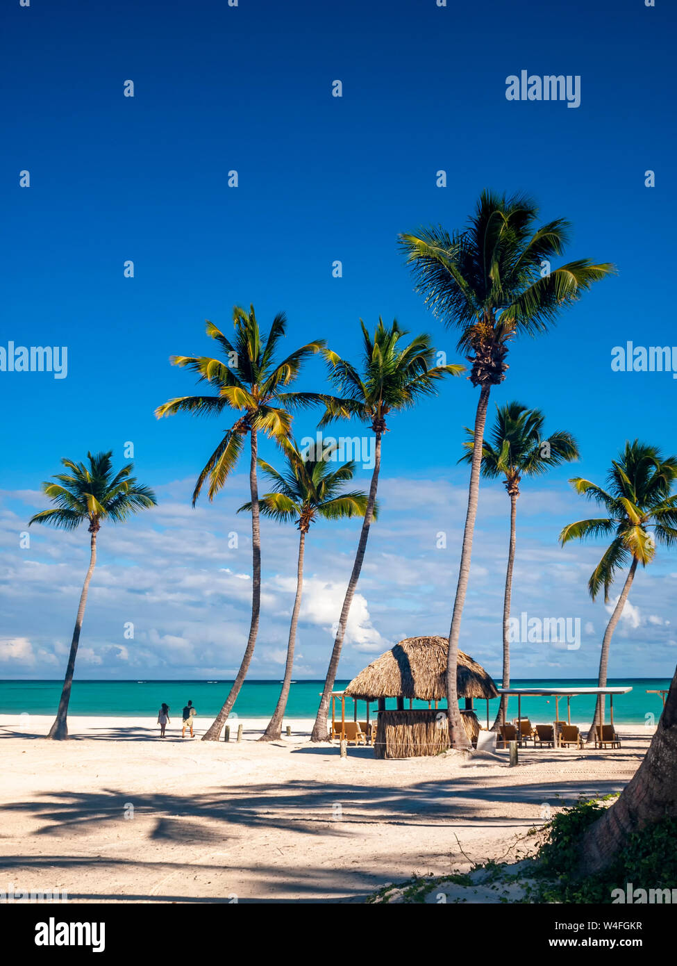 Einen erholsamen Schatten Teil eines karibischen Sandstrand, azurblaues Meer tief blauen Himmel und Palmen. Stockfoto