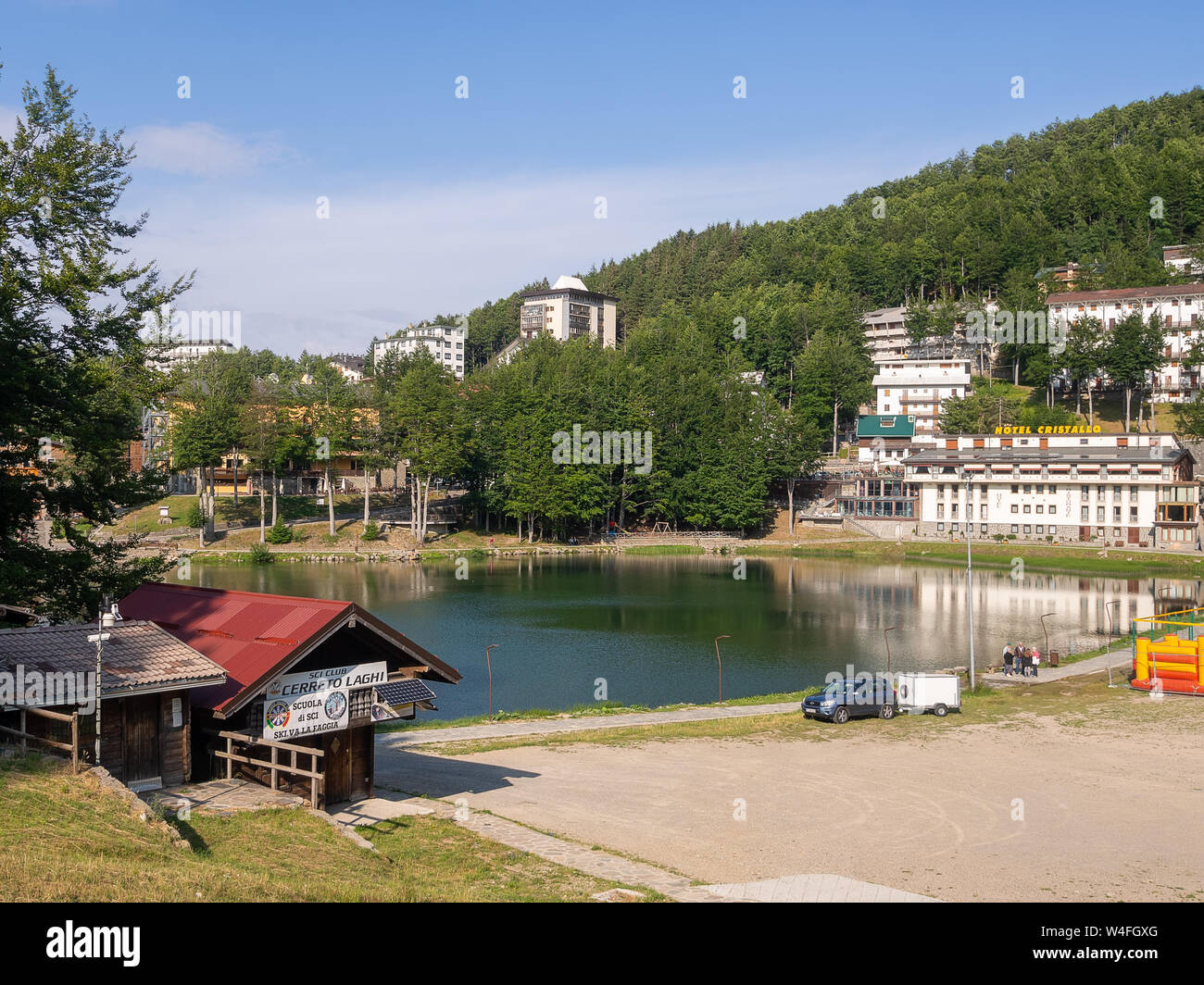 CERRETO LAGHI, Italien - 18 JULI 2019: in der Nähe von Cerreto, das Gebiet ist als Skigebiet bekannt. Hier die Skischule und die See, aber im Sommer Sonnenschein. Stockfoto
