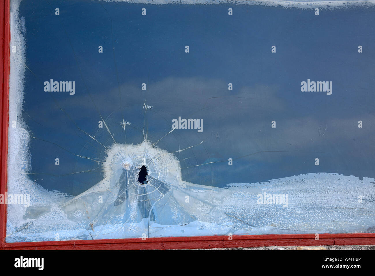 Alte kaputte Fenster in Rahmen. Stockfoto