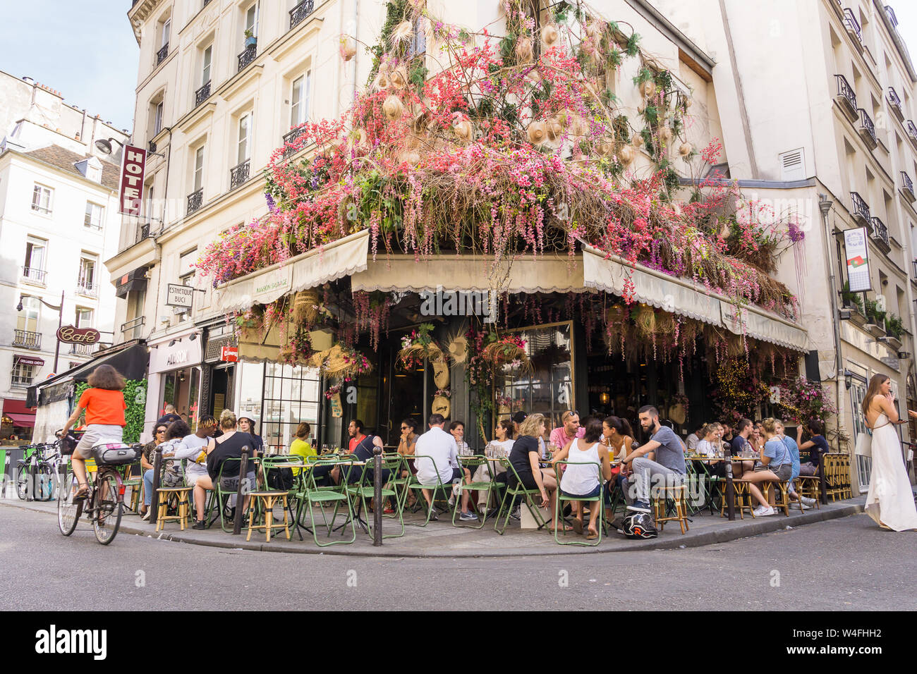 Paris Cafe Bar - am späten Nachmittag im Maison Sauvage auf der Rue de Buci in Saint Germain des Pres Viertel von Paris, Frankreich, Europa. Stockfoto