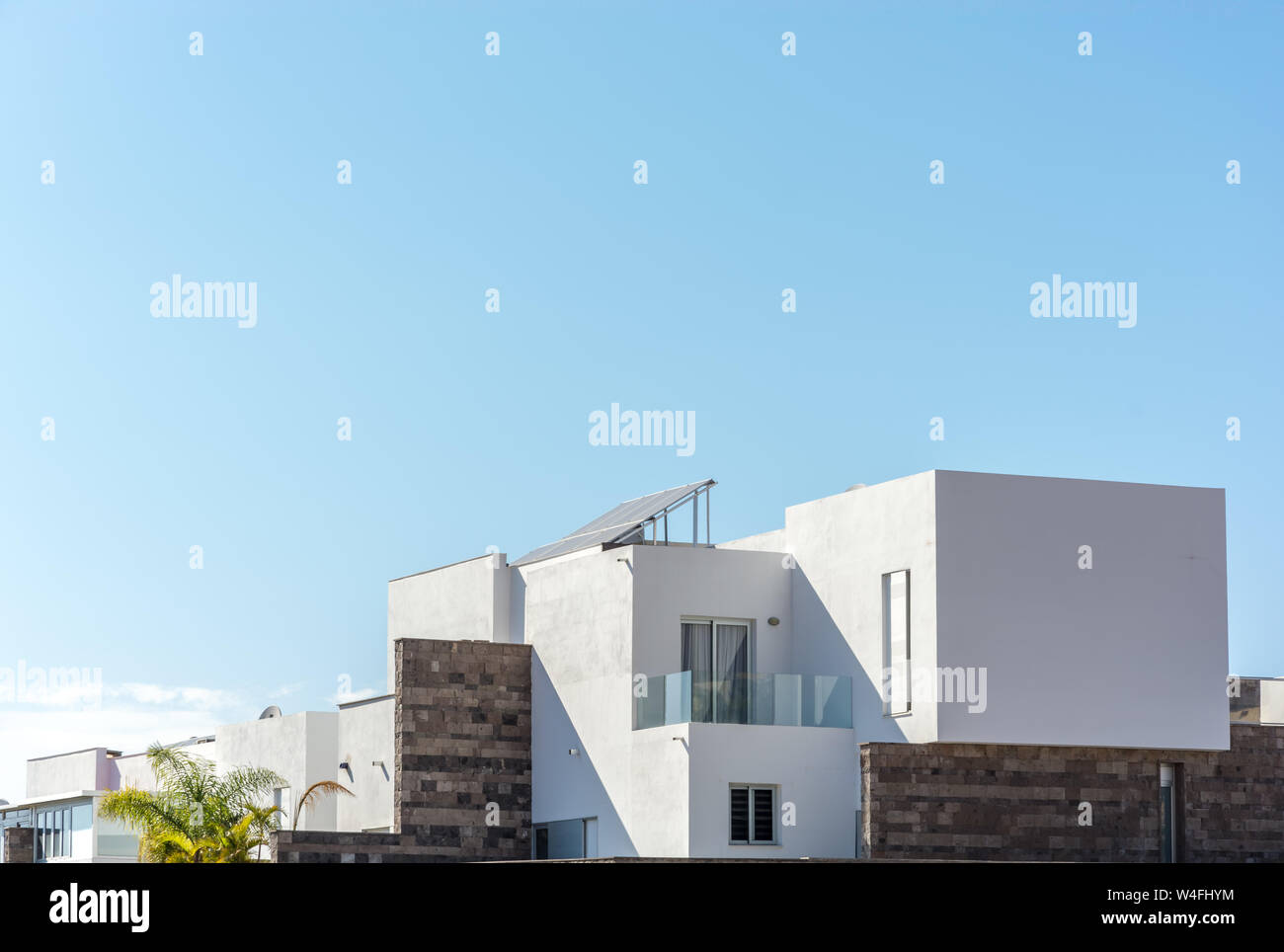 Der Teil eines modernen Wohnhaus mit Kopie Platz im blauen Himmel Stockfoto