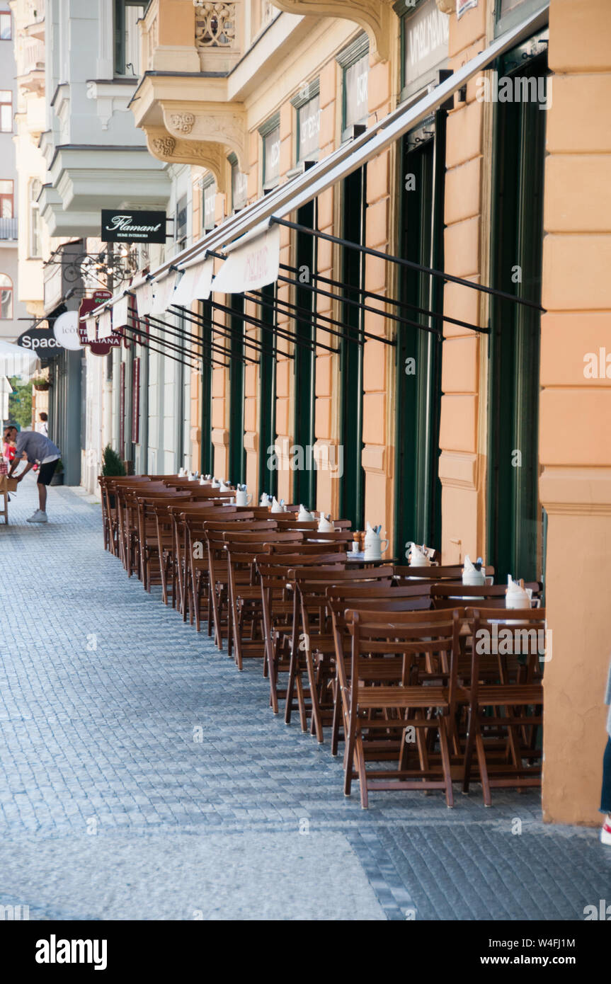 Um Prag - leere Stühle & Tische leer Stockfoto