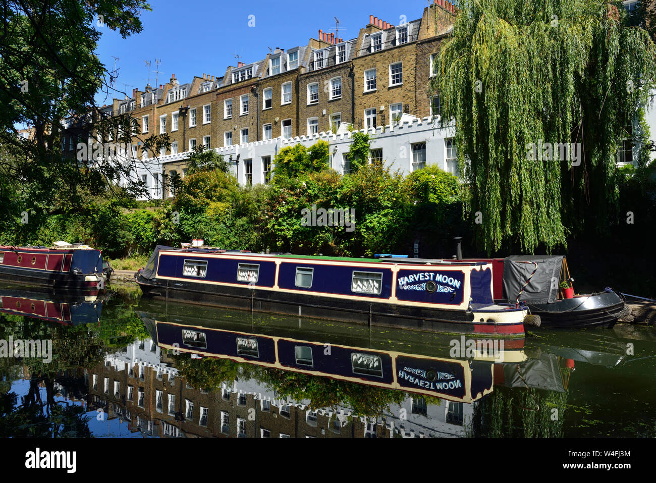 Günstig in Blau- und Cremetönen Lastkahn, der Regent's Canal, colebrooke Zeile, Noel Straße Wohnanlage Reihenhäuser, Islington, London, Vereinigtes Königreich Stockfoto