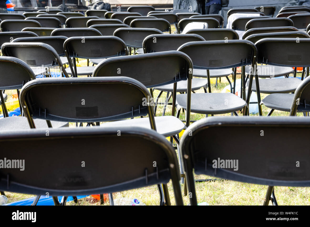 Leere Zeilen von klappstühlen am Ende ein Konzert. Stockfoto