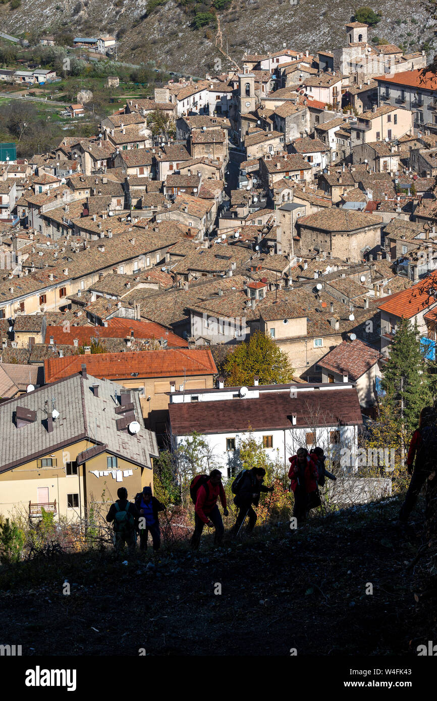 Winter Blick auf authentische mittelalterliche Dörfer von oben, Scanno Stockfoto