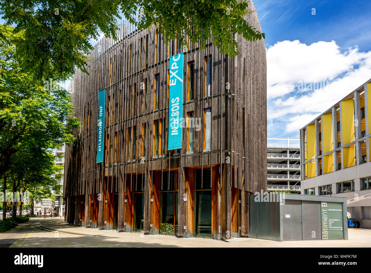 Gebäude aus Holz Bâtiment B in Nantes, Loire Atlantique. Pays de la Loire. Frankreich Stockfoto
