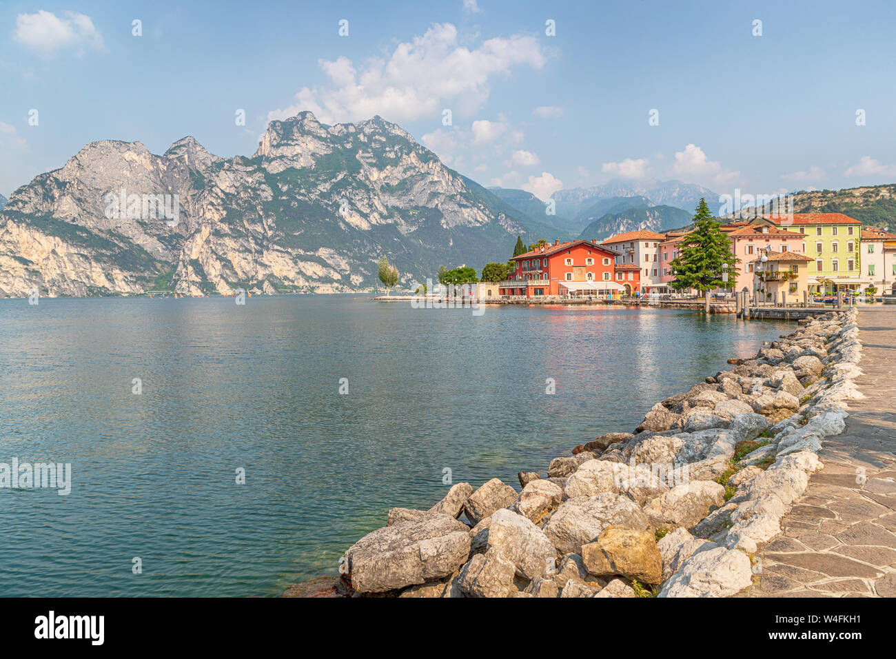 Ständigen am See Blick nach Norden in die kleine Stadt Torbole. Stockfoto