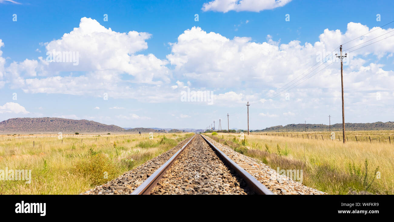 Leere stahl die Bahn in der Landschaft ländliche Ackerland Gebiet von Südafrika Stockfoto