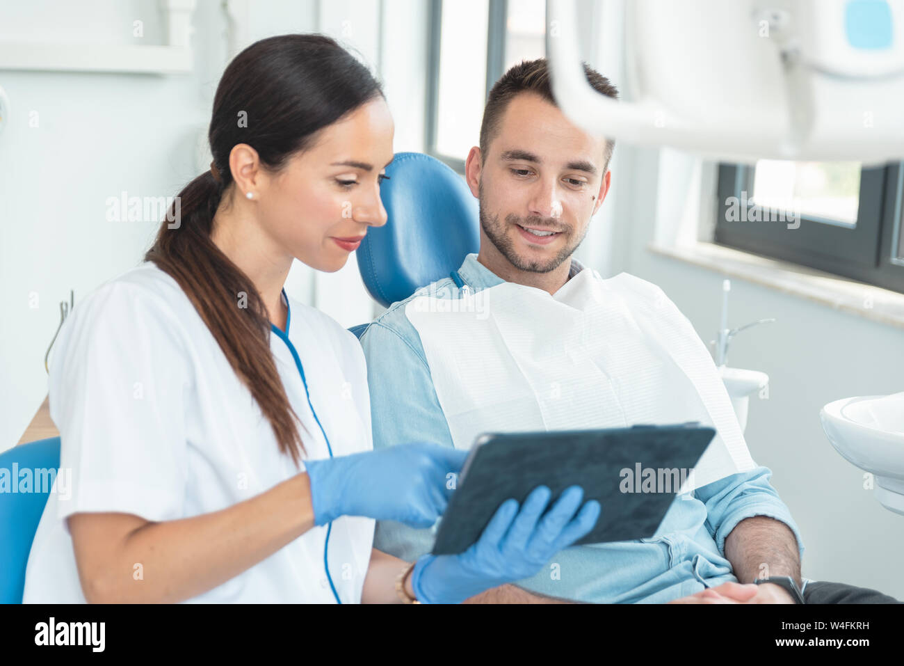 Weiblichen Zahnarzt mit digitalen Tablet. Moderne Behandlung in professionelle zahnmedizinische Klinik. Stockfoto
