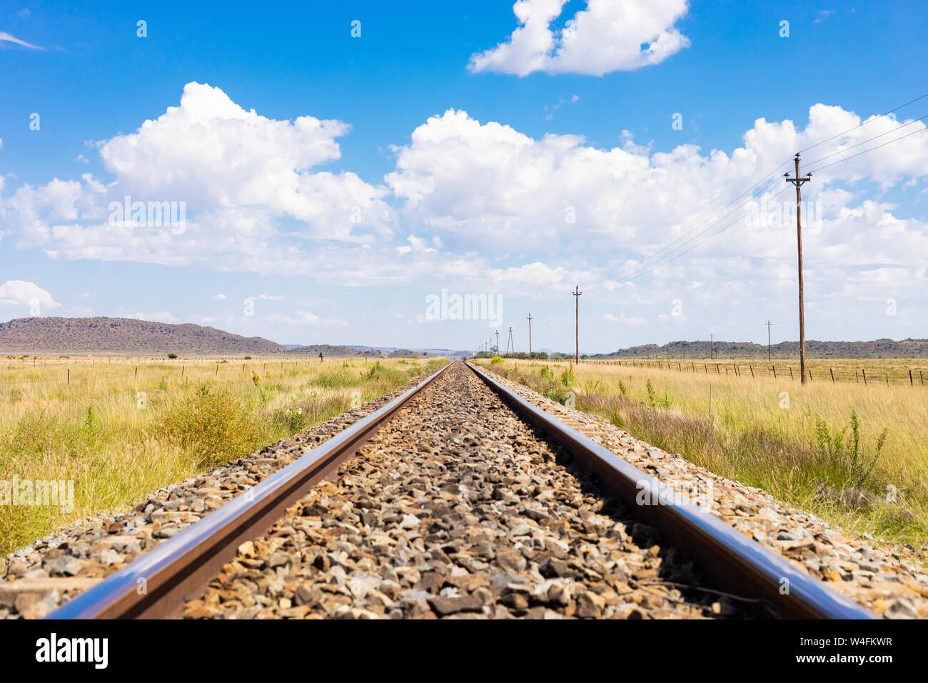 Leere stahl die Bahn in der Landschaft ländliche Ackerland Gebiet von Südafrika Stockfoto