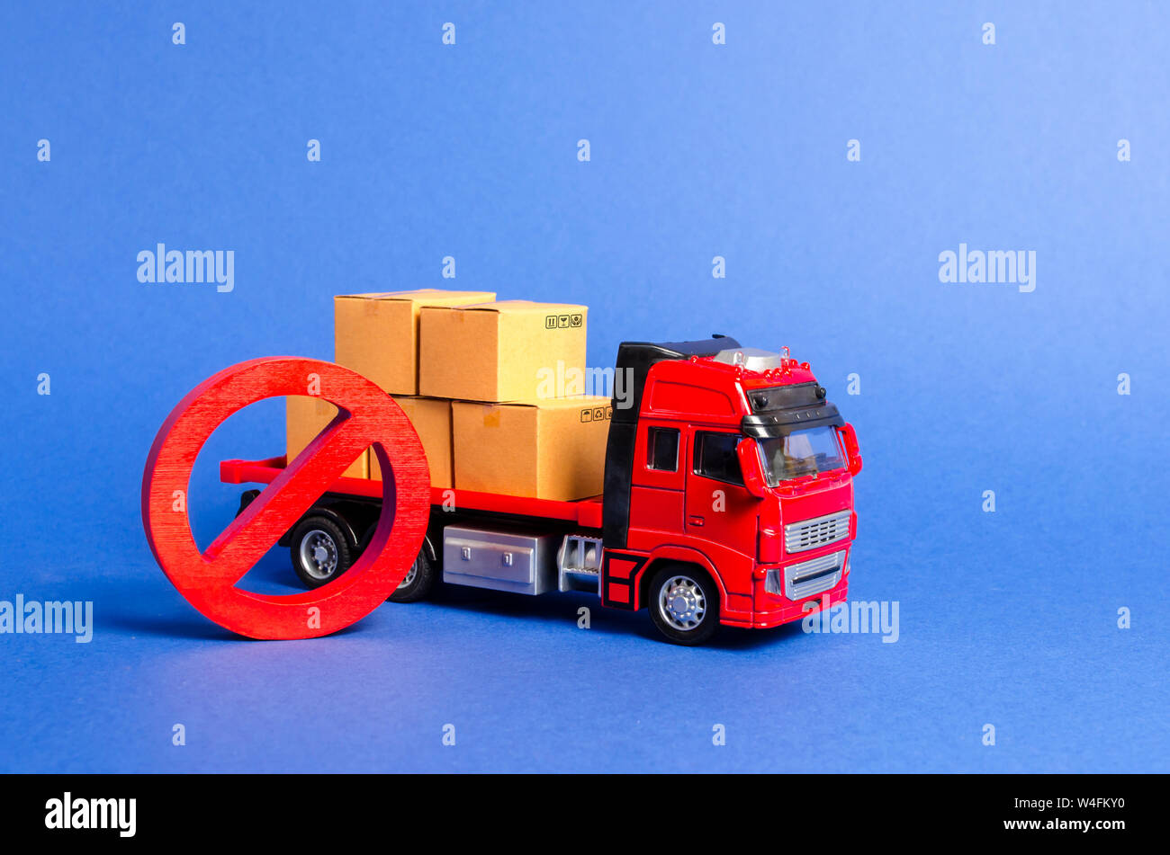 Ein rotes Fahrzeug mit Boxen und ein rotes Symbol Nr. Embargo Handelskriege geladen. Beschränkung bei der Einfuhr, der Ausfuhr von Dual-use-Gütern in Länder unter Verbot Stockfoto